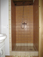 Koupelna se sprchovým koutem, WC a umyvadlem - chalupa č. 2