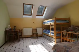 ložnice se 2 lůžky, patrovou postelí a dětskou postýlkou