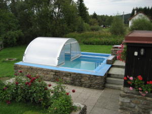 U chalupy je mj. k dispozici bazén (4 x 3 x 1,2 m)
