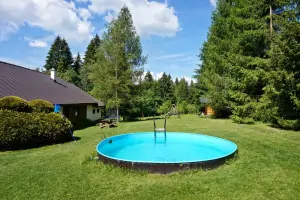 k dispozici je bazén (průměr 4 m)