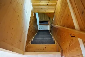 schody z kuchyně do podkrovní ložnice s dvojlůžkem a 2 lůžky