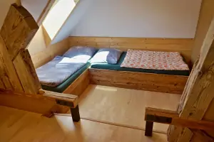 podkrovní ložnice s dvojlůžkem a 2 lůžky