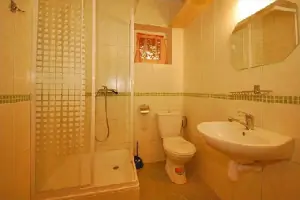 Koupelna je vybavena sprchovým koutem, WC a umyvadlem (apartmán A)