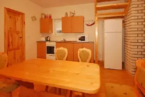 Kuchyňský kout (apartmán A) je vybaven pro vaření a stolování 8 osob