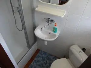 Koupelna v podkroví se sprchovým koutem, WC a umyvadlem