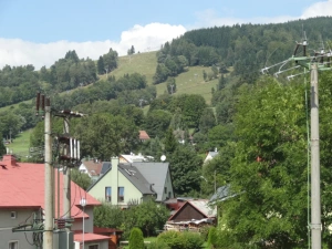 Z okna lze dohlédnout až na hlavní sjezdovku ski areálu Černý Důl