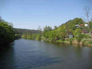 řeka Dyje se od chaty nachází cca. 100 m
