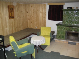 Obytná ložnice s krbem v suterénu chaty