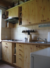 Kuchyňský kout je vybaven pro vaření a stolování 4 až 6 osob