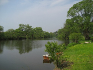 řeka Lužnice protéká cca. 100 m od chaty