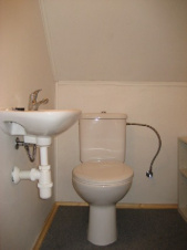 Samostatné WC v podkroví chaty