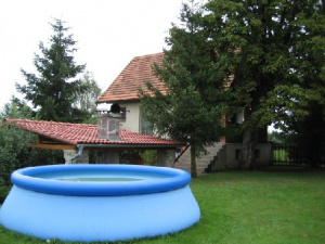 K dispozici je zahradní bazén (průměr 3,6 m, hloubka 1,2 m)