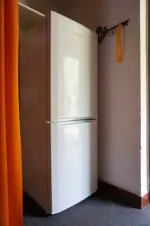 lednička s mrazícím boxem je umístěna v předsíni
