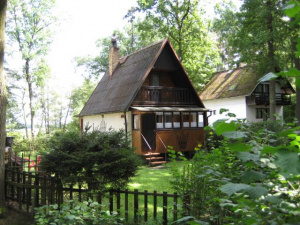Chata Smržov leží v zalesněné chatové osadě asi 300 m od rybníka Dvořiště
