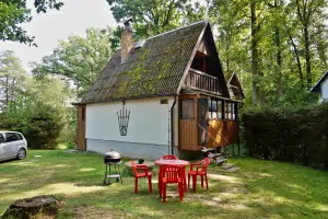 chata Smržov leží v zalesněné chatové osadě asi 300 m od rybníka Dvořiště