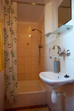 koupelna se sprchovým koutem a umyvadlem 