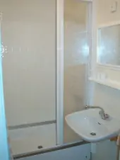 Koupelna je vybavena sprchovým koutem a umyvadlem