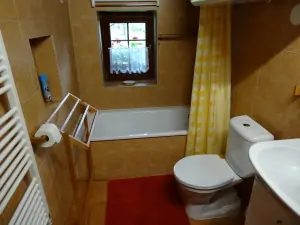 koupelna s vanou, WC a umyvadlem v přízemí