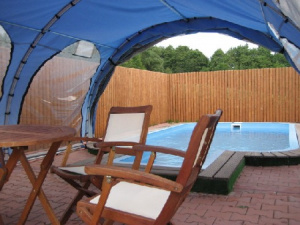 Za domem je k dispozici zastřešený bazén (6 x 3 x 1,5 m)