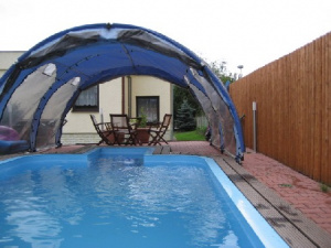 Za domem je k dispozici zastřešený bazén (6 x 3 x 1,5 m)