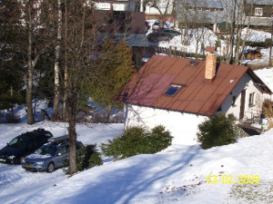 Chata se nachází asi 300 m od lanové dráhy na Horní Domky a od sjezdovek (místo je ideální pro lyžaře)