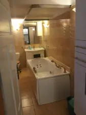 koupelna s vířivou vanou, umyvadlem a WC