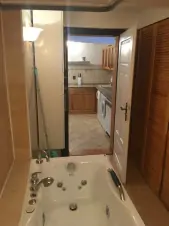 koupelna s vířivou vanou, umyvadlem a WC