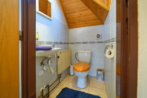 samostatné WC v podkroví