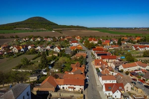 obec Mnetěš a hora Říp