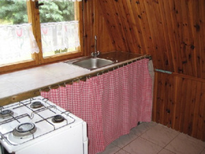 Kuchyňka je vybavená pro vaření a stolování 4 osob