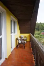 balkon s malým posezením
