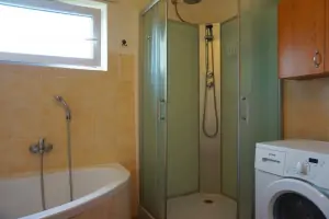 koupelna se sprchovým koutem, vanou a umyvadlem