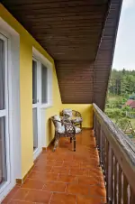 balkon s malým posezením