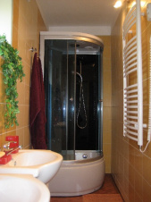 Koupelna je vybavena masážním sprchovým koutem a 2 umyvadly