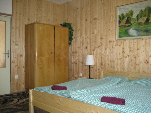 Ložnice s dvojlůžkem a patrovou postelí