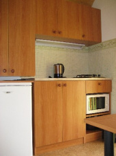 Kuchyňský kout je vybaven pro vaření a stolování 2 až 4 osob