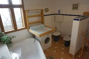 koupelna s vanou, sprcchovým koutem, WC, bidetem, umyvadlem a pračkou