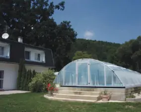 Na oplocené zahradě je k dispozici zastřešený a vyhřívaný bazén (7 x 5 x 1,2 m)