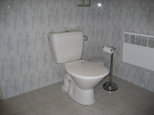 Koupelna je vybavená sprchovým koutem, WC a umyvadlem
