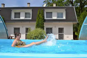 Zastřešený a vyhřívaný bazén (7 x 5 x 1,2 m) jistě využijí i Vaše děti
