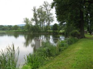 200 m od chaty se nachází rybník - možnost rybaření (povolenky lze zakoupit v Rybářství Hluboká nad Vltavou)