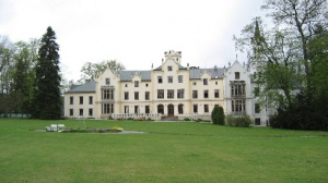 Park lázeňského zámku je volně přístupný a nabízí možnost krátkých procházek