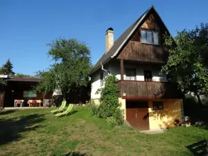 chata Švadlačky se nachází v chatové osadě u rybníka a cca. 300 m od řeky Lužnice