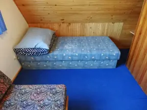 ložnice s lůžkem a rozkládacím gaučem pro 1 osobu v podkroví