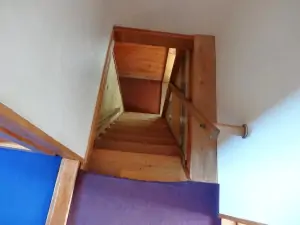 do podkroví vedou příkré schody