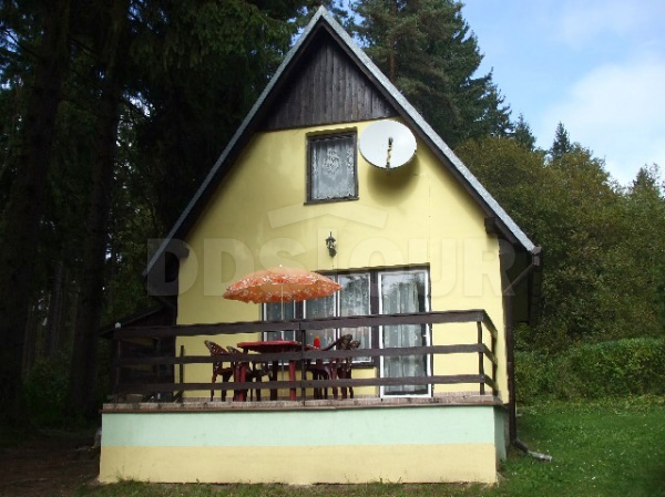 Chata Lojzovy Paseky se nachází u lesa asi 500 m od Lipenské přehrady