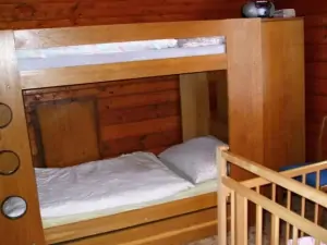 ložnice s patrovou postelí a dětskou postýlkou