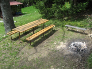U chaty je k dispozici venkovní posezení a ohniště