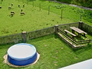 během letních prázdnin stojí na zahradě nadzemní kruhový bazén (průměr 3 m)