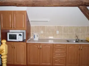 Kuchyňský kout v podkroví chalupy